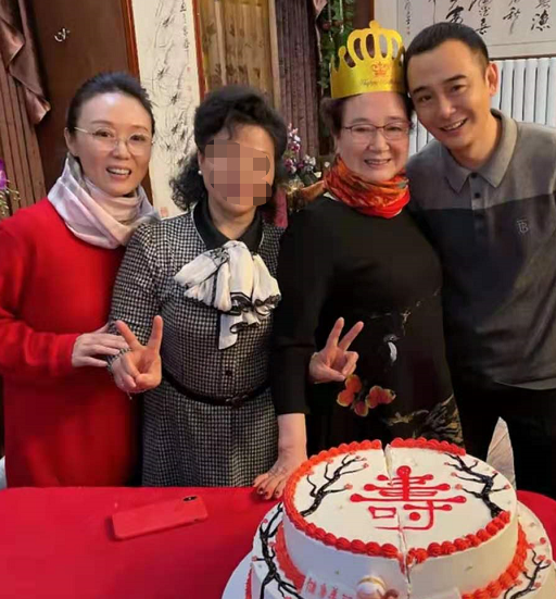 吴琼|59岁吴琼为婆婆庆生，小15岁老公罕见出镜，夫妻俩同框似隔代