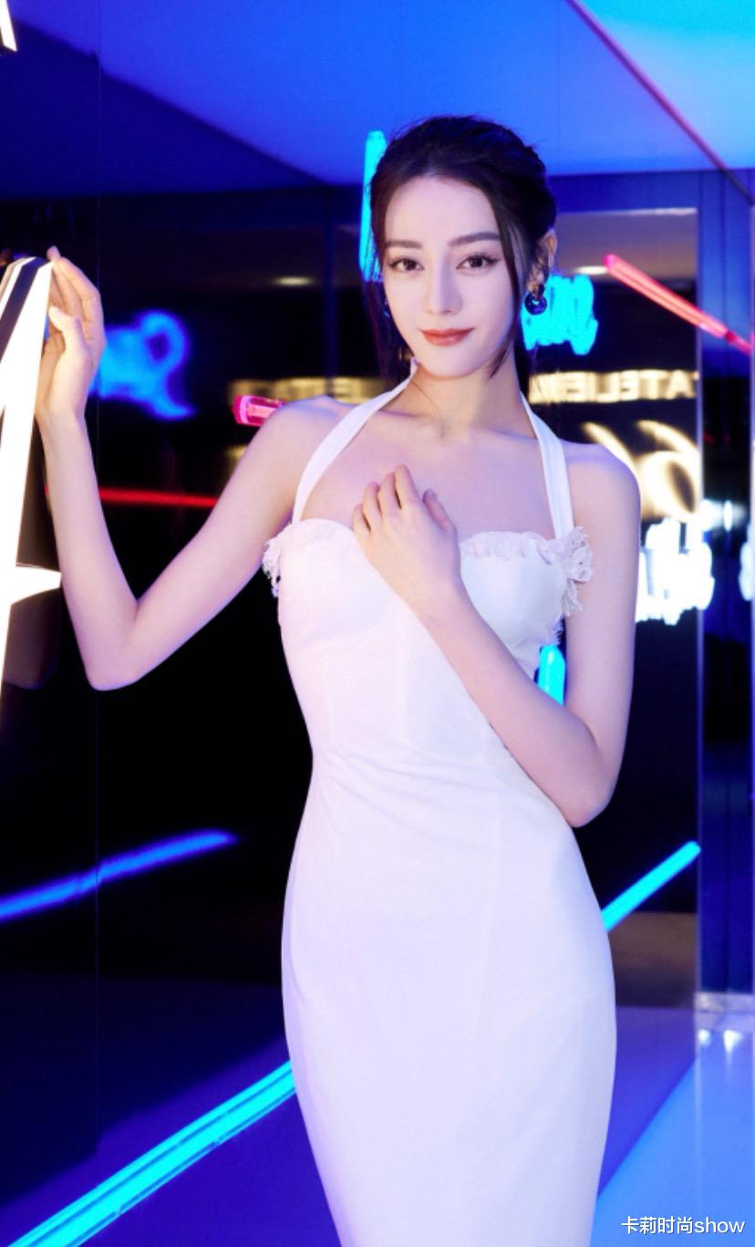 卡莉时尚show|迪丽热巴比例是真的好，身穿白色挂脖裙，颜值身材都让人羡慕