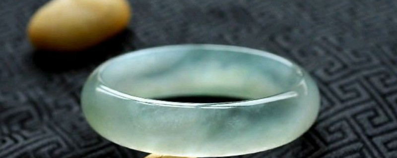 |翡翠镯子应该戴在哪只手上