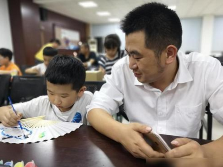 歪妈亲子故事|孩子“踩碎”百万豪车玻璃，家长：等你有了小孩，来踩我家玻璃