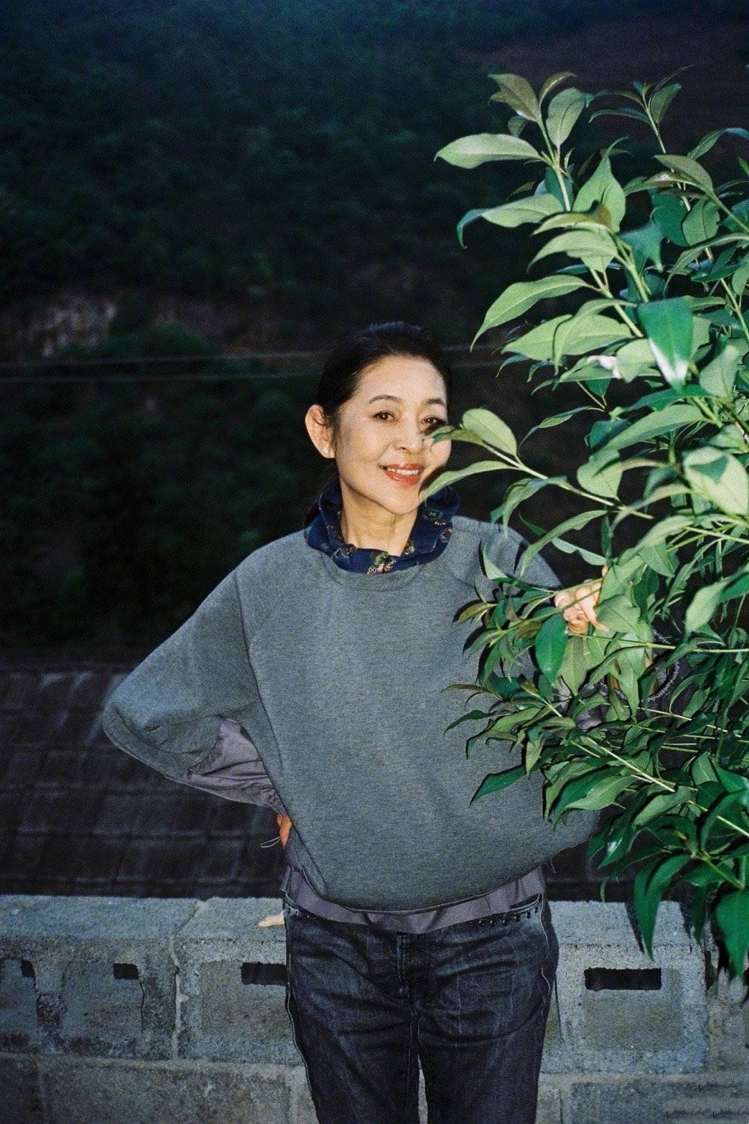 哚乐Like时尚 62岁倪萍逆生长,拼接卫衣配牛仔裤青春时髦,身材状态不输年轻人