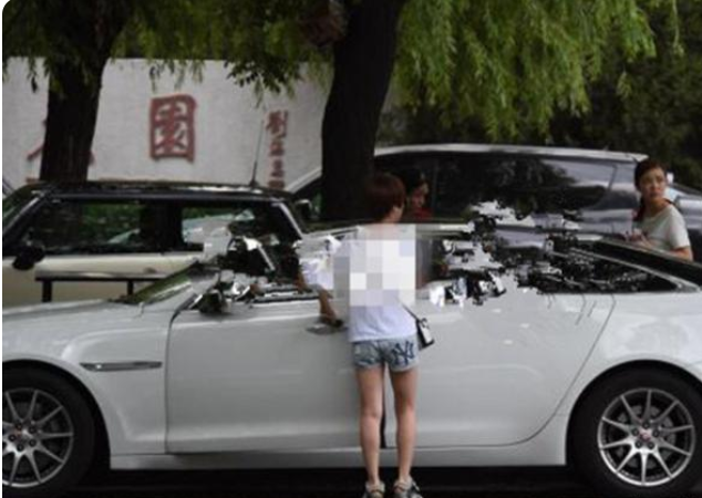 吴京|吴京成票房冠军，身价30亿，座驾低调到让人意外