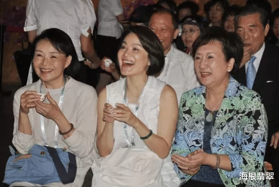 林青霞|64岁恢复单身，拿20亿的赡养费，如今的林青霞过得如同美翠一般洒脱大气！