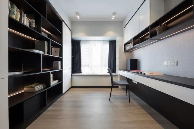 手办|125㎡现代黑白灰+木质感，简雅舒适无主灯，品质生活好自然