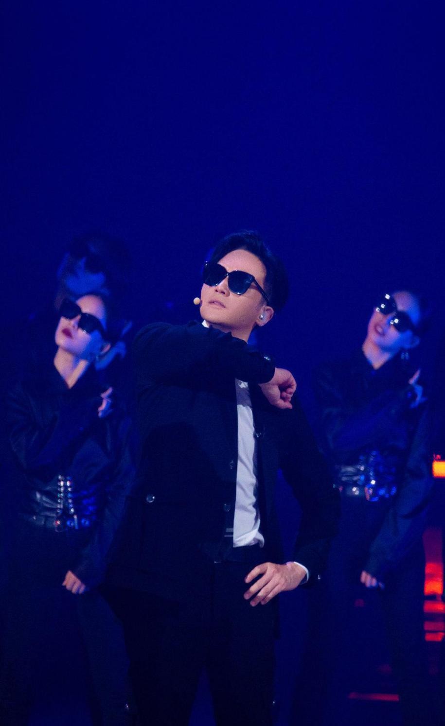 穿衣搭配|《披荆斩棘》中张智霖真不给年轻人退路，黑色西装沉稳有型，太帅