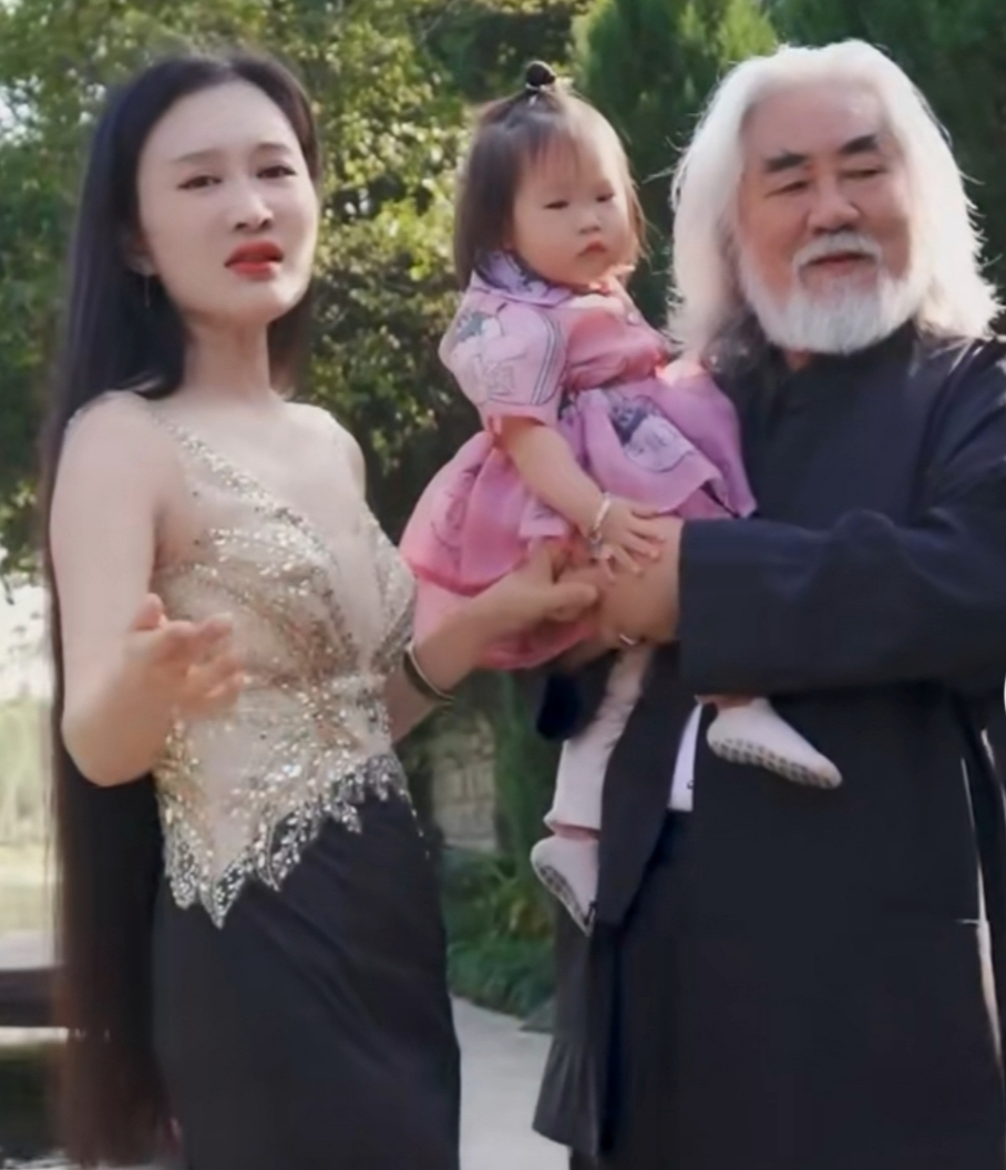 张纪中|张纪中夫妇秀恩爱，网友冷嘲热讽：没钱还嫁不嫁？本尊霸气回怼 ?