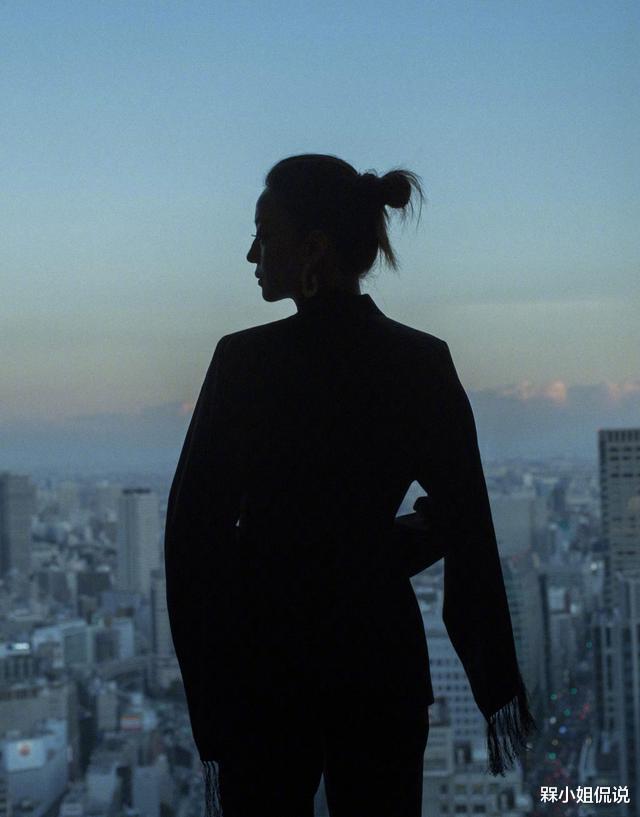 槑小姐侃说|赵薇出道28年仍放不开，“真空”穿西装还要套件斗篷，又飒又美