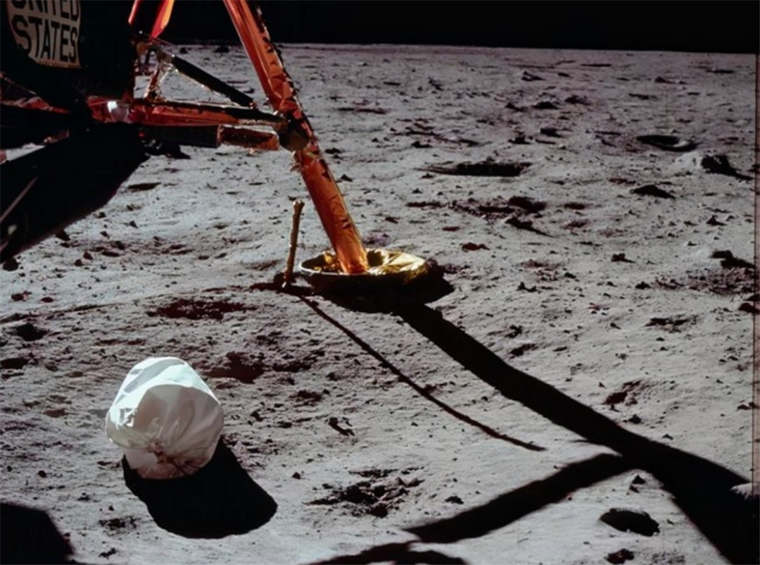 航天员 在太空中生活，航天员如何处理如厕问题？女航天员来例假怎么办？