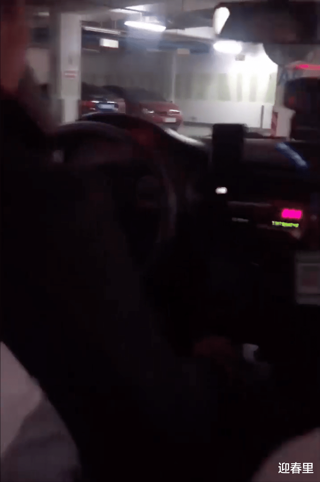 湖北宜昌,女子要求司机送到地库,司机不情愿:还要我送你上床吗