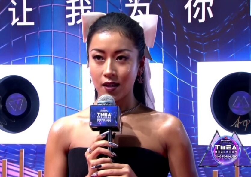 腾讯音乐娱乐盛典|TMEA盛典红毯秀亮点不足，明星离开精修后，皮肤暗沉显老气