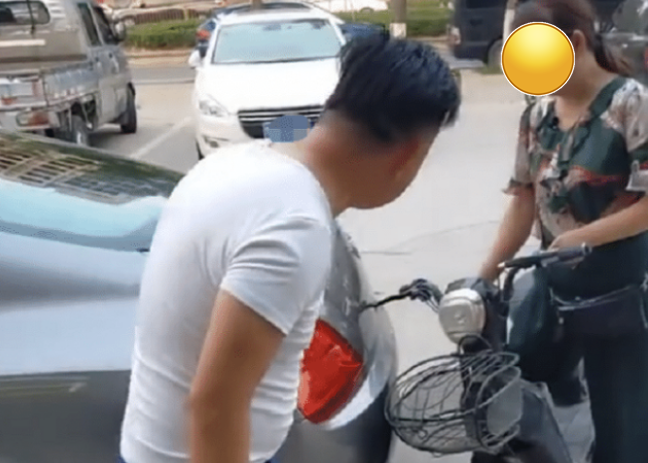 大妈骑电动车撞坏路边汽车,看车标以为是比亚迪,路人:这车500万