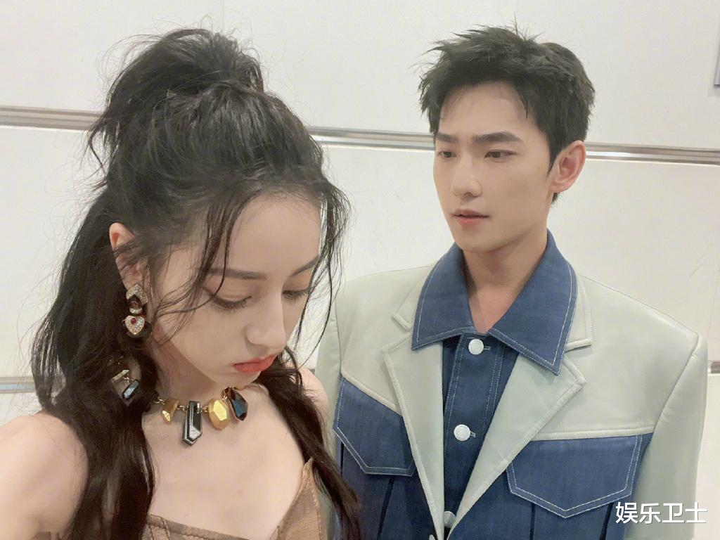 迪丽热巴|荣耀夫妇发糖！杨洋发文问迪丽热巴还气吗，热巴甜蜜回复还喂杨洋吃包子