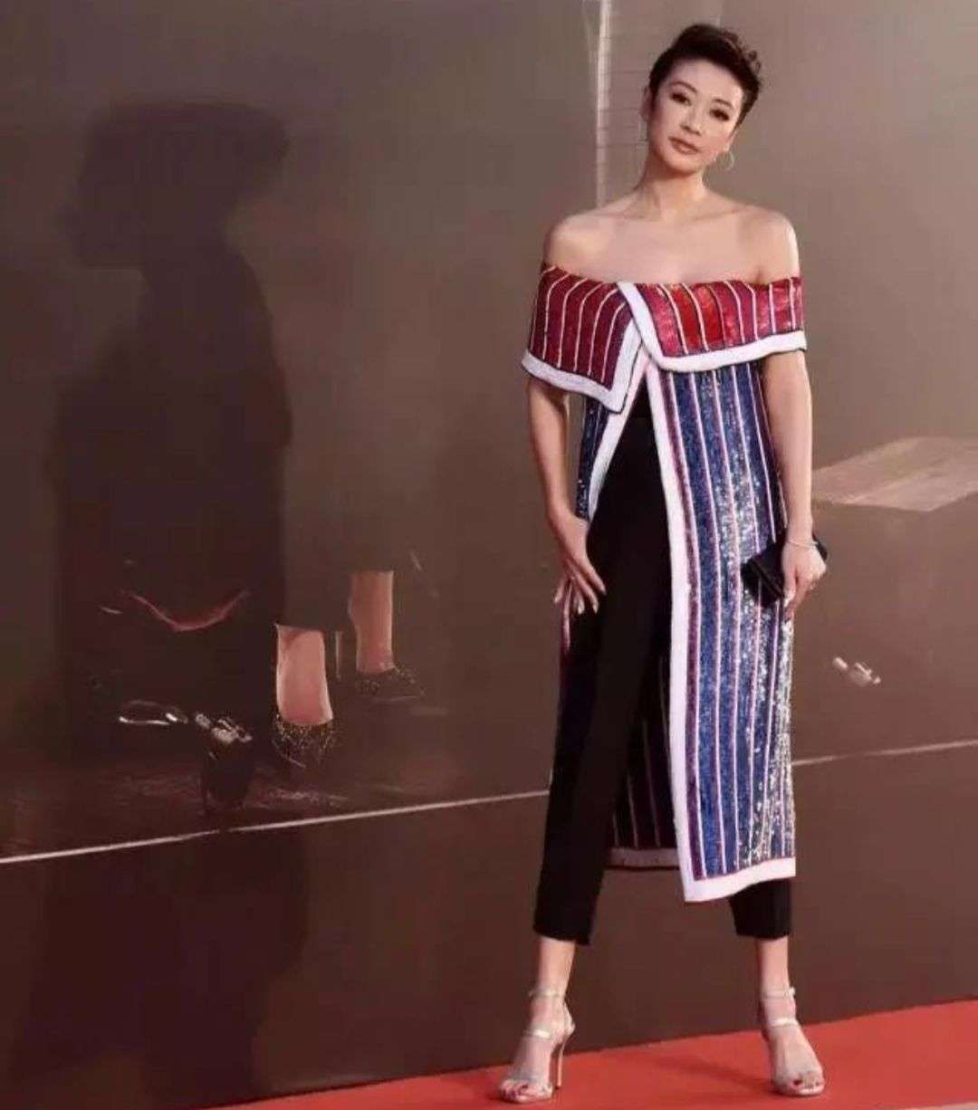 淘鱼时尚 梁静真有自信，裹块“浴巾”就敢走红毯，搭配小黑裤还挺好看的