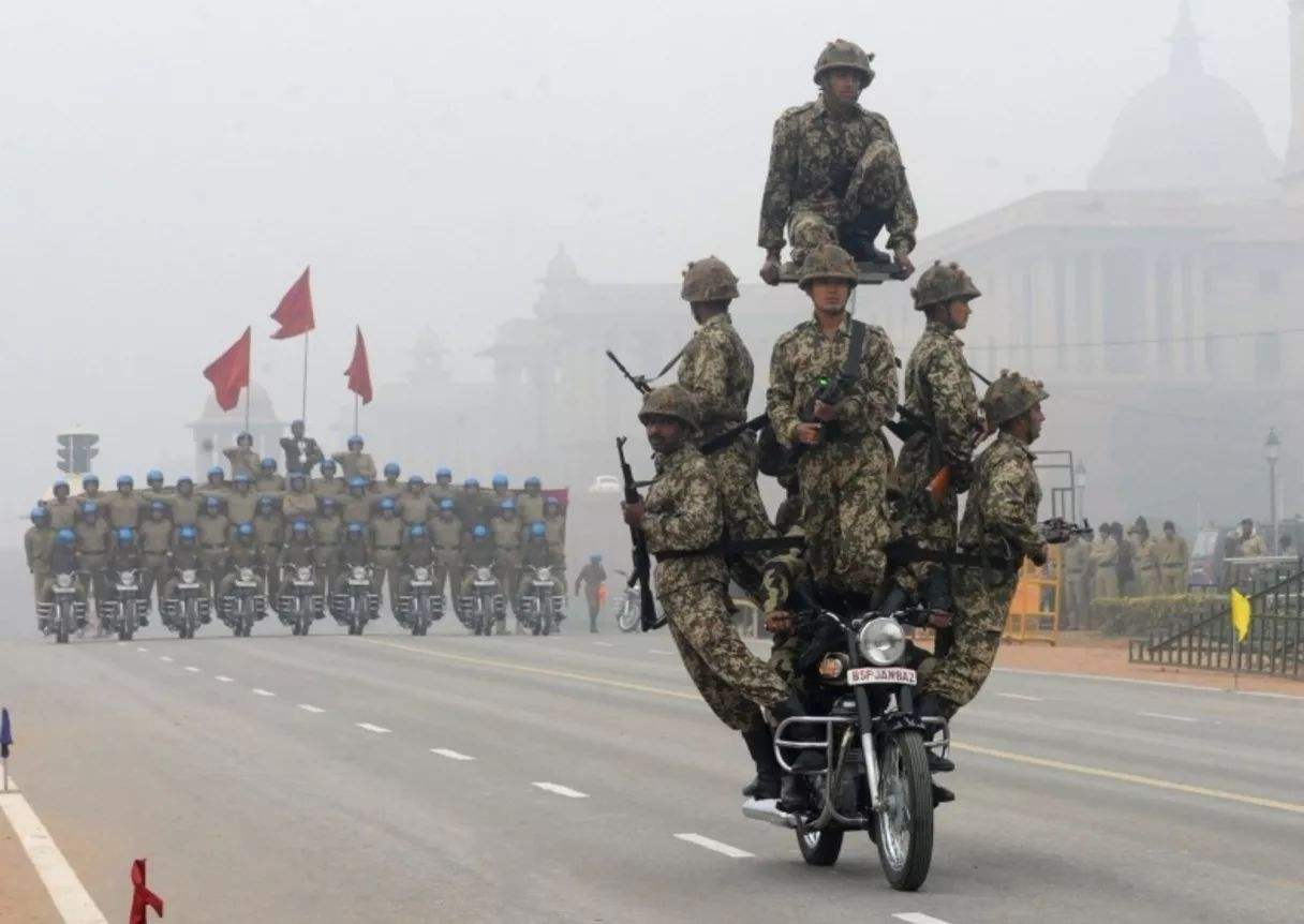 印度看似很搞笑的摩托表演，數十名士兵騎1輛摩托，卻有特殊作用-圖4