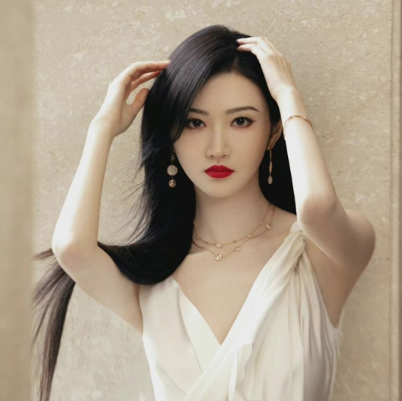 景甜|景甜出席“迪奥与艺术”，一袭白裙，让人叹为观止