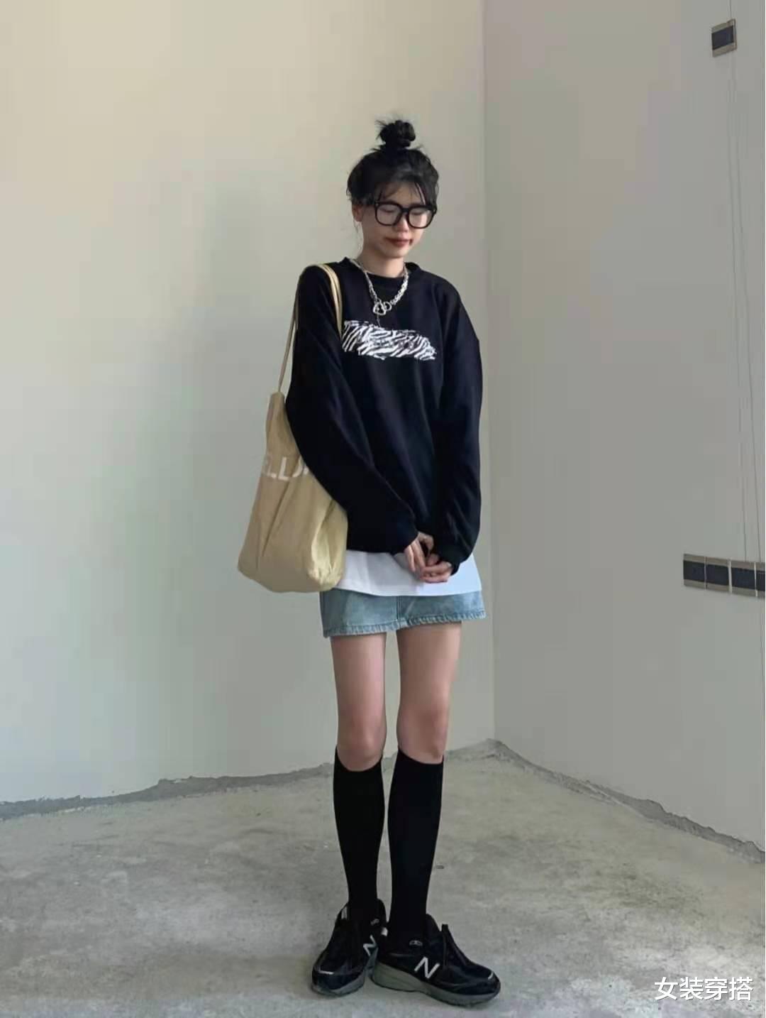 女装穿搭|黑色卫衣配什么裙子好看