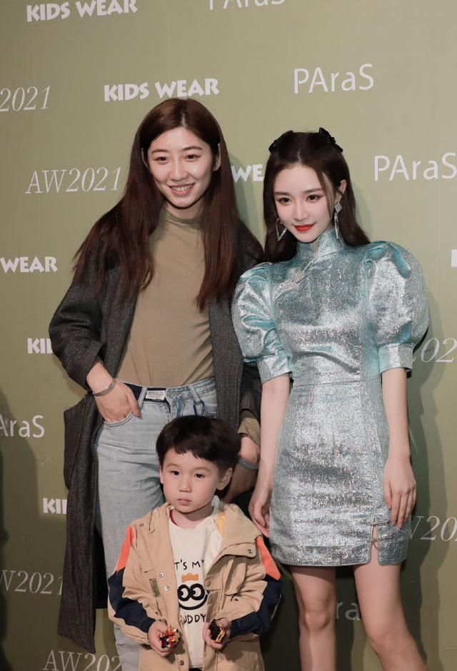 雪梨|王思聪前女友雪梨，带3岁儿子走秀，穿短旗袍勒出细腰长腿抢镜