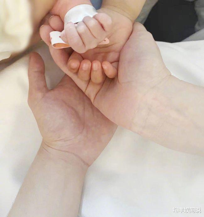 何猷君|何猷君晒“隔辈亲”画面，四太梁安琪怀抱俩孙辈，眼中满是疼爱