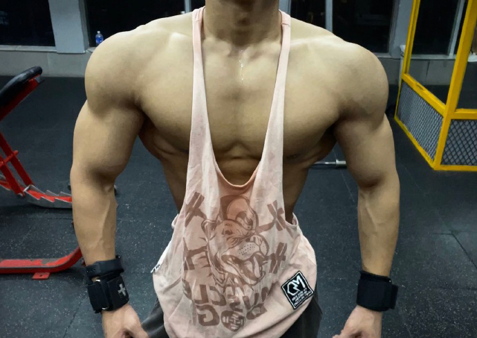 健身圈一哥|腹肌宛如搓衣板，麒麟臂健壮似公牛，侧平举1000个都是小意思！