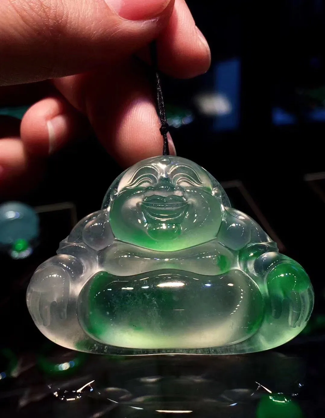 翡翠|三块极品的玻璃底阳绿翡翠片料，起货后让你无法想像之美！