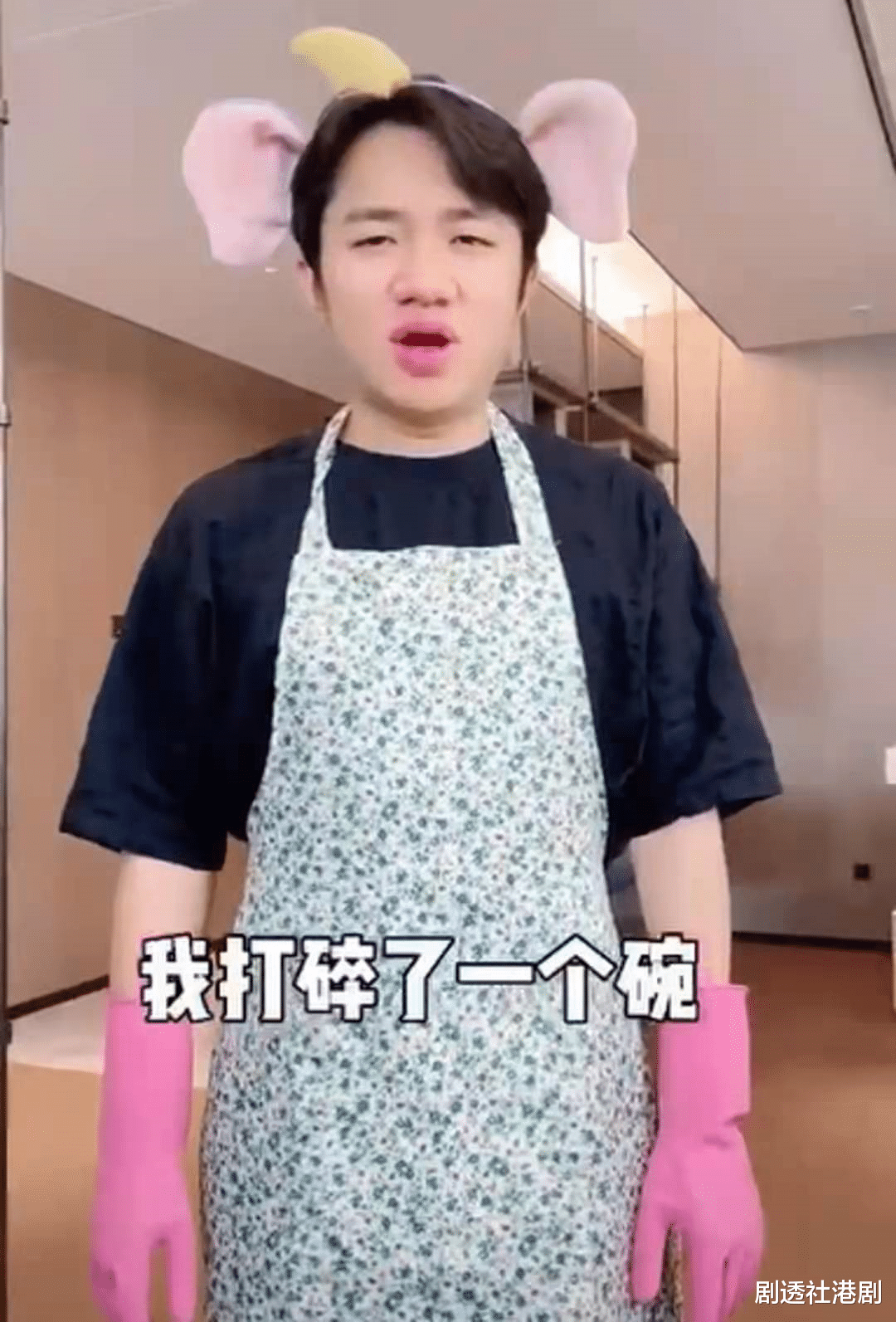 任嘉伦|好土?TVB首席创意官王祖蓝拖两个大行李箱排队返港,穿着打扮成焦点