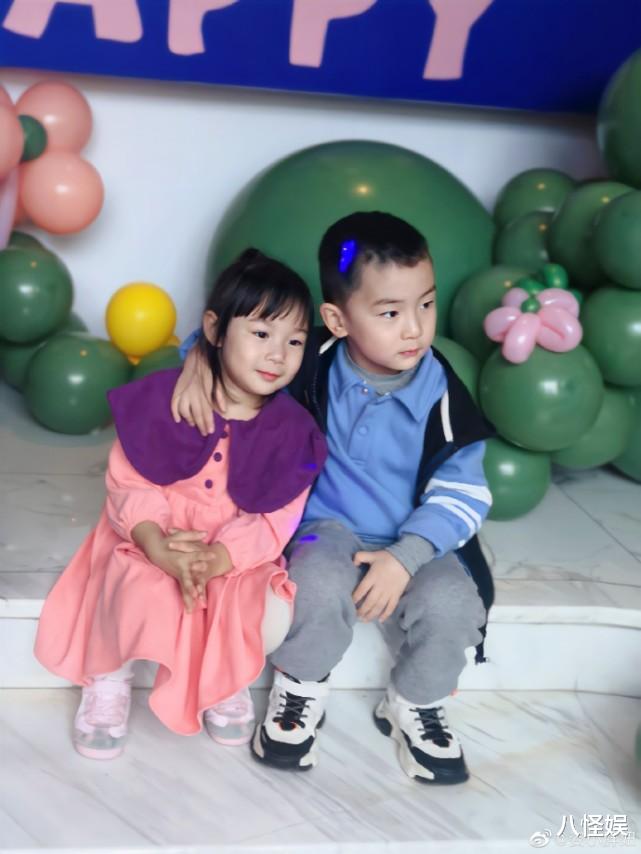 何姿|何姿秦凯为女儿庆生，4岁小盒子越长越像妈妈，一家三口幸福相依