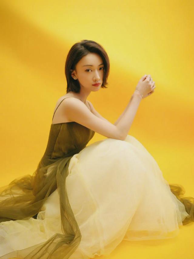 吴谨言|吴谨言的“平板”身材，还敢挑战吊带裙，配短发却意外惊艳