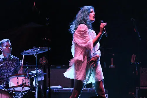 女孩|21岁在舞台上流产，23岁一曲成名获格莱美，网友：酷女孩永不认输