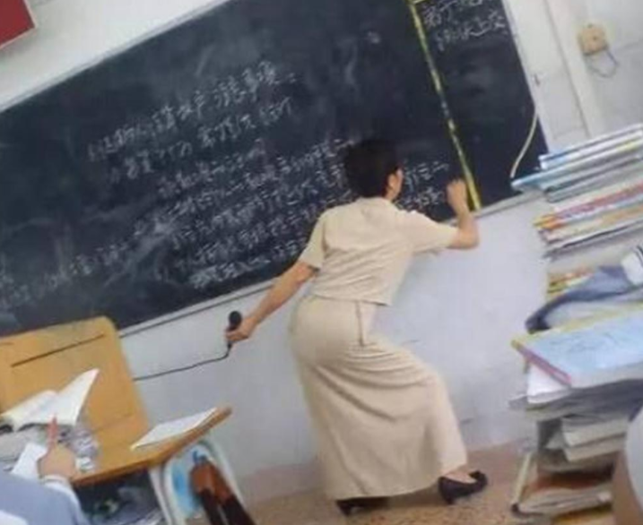 糖心教育经 学生偷拍老师“销魂时刻”,角度拿捏得刚刚好,看完让人捧腹大笑