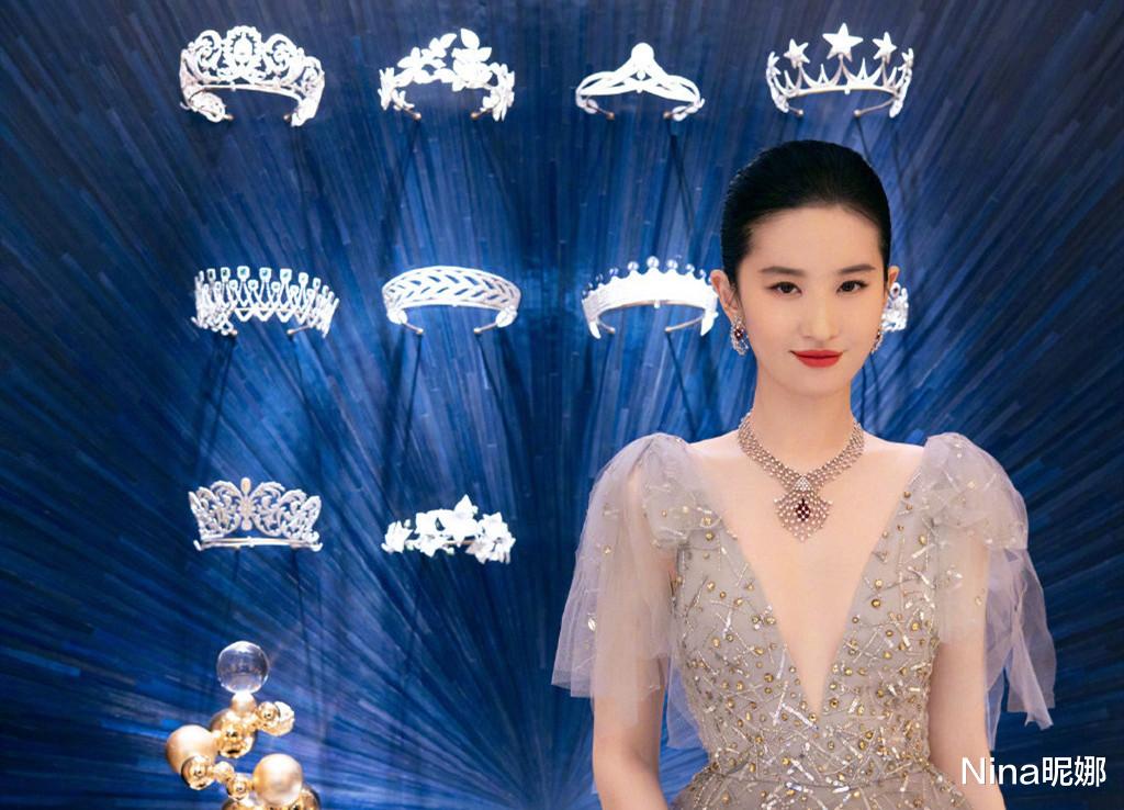 穿衣搭配|34岁刘亦菲掀起刘海做女王，穿斗篷西装大背头坐货车太霸气，好绝一女的