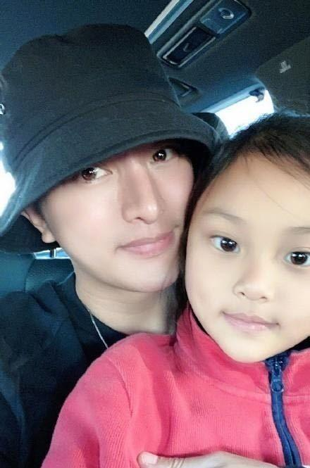 贾乃亮|贾乃亮卑微求复合，点赞动态被拍三人一起闲逛，是深情还是舔狗？