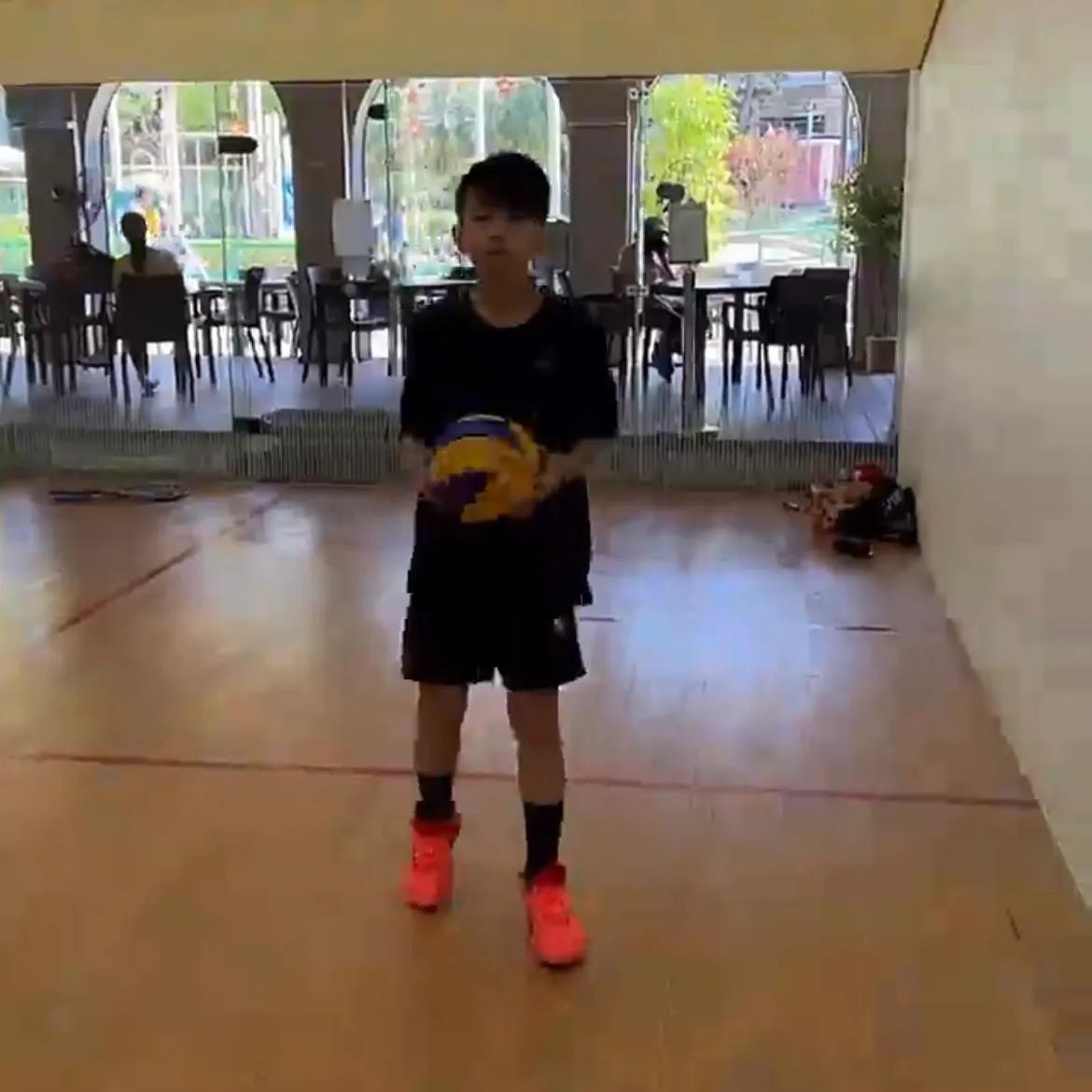 张柏芝|张柏芝陪二儿子打球，11岁小Q又长高不少，打球模样阳光帅气