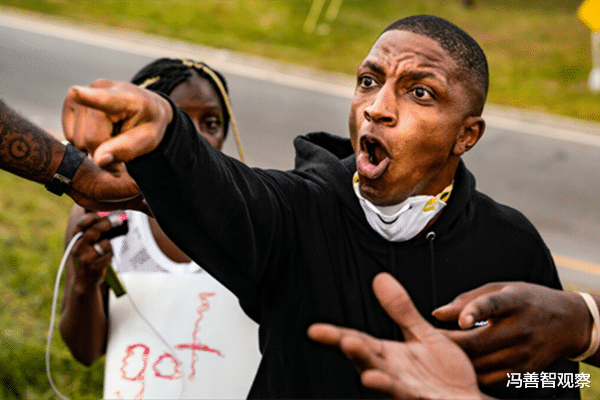 警察|黑人小伙在街头慢跑锻炼，被三名男子开枪打死：感觉他像个小偷