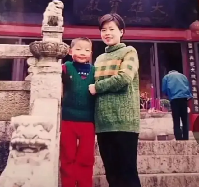 姚策|许敏晒姚策童年照片，网友：与姚威的童年不能比，两人相差太多