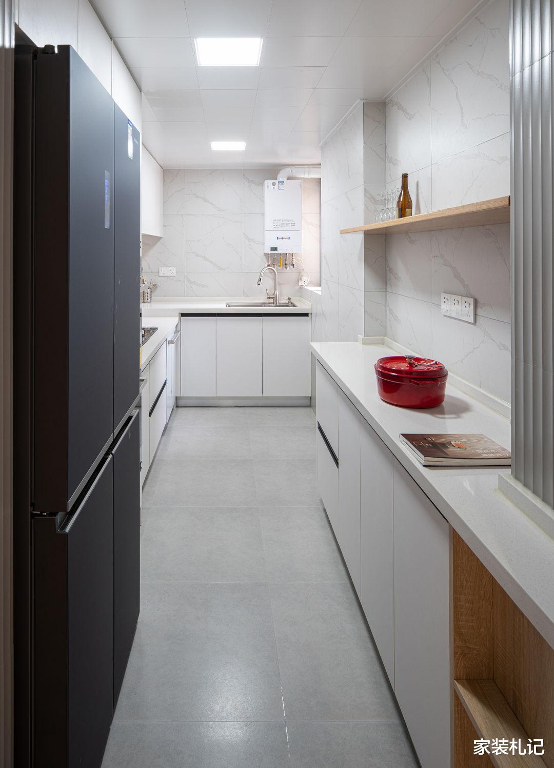 80㎡,装修与豪华不沾边,但氛围让人感觉很幸福