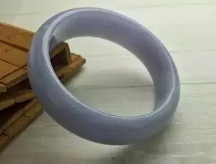 翡翠|一根塑料管能冒充价值百万的飘花手镯，五花八门的骗术