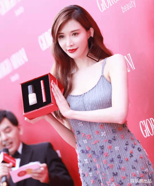 王一博|林志玲穿吊带裙出席活动，气质鲜嫩如少女，网友：吸金能力真强