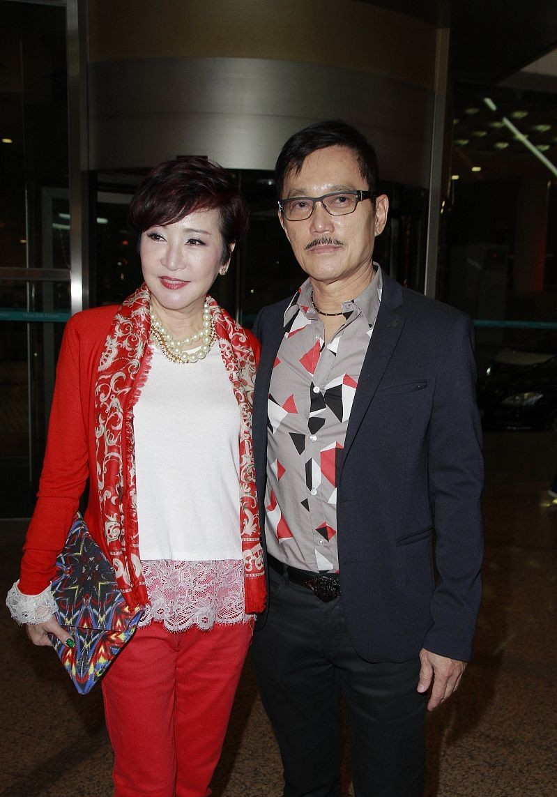 穿衣搭配|谢霆锋妈妈快70了还很靓，穿搭时尚紧跟潮流，一眼看出是不是富婆