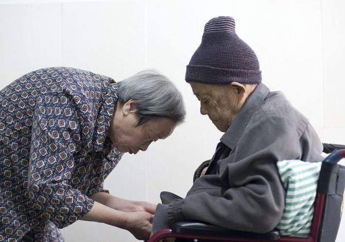 父亲的忘年恋掺杂着利益,在儿女们争吵之下,老人直接住进了医院