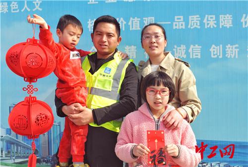 中工网 爸爸，我来工地陪你过大年