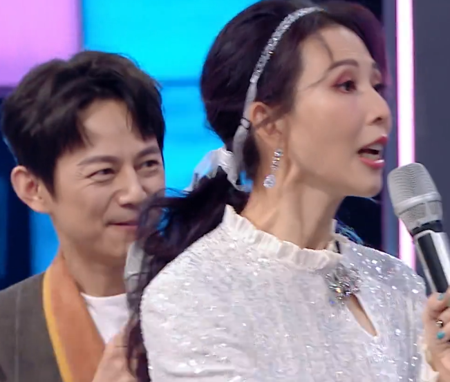 何炅|《你好星期六》冯禧当众叫蔡少芬大姐，何炅表情意味深长！没礼貌