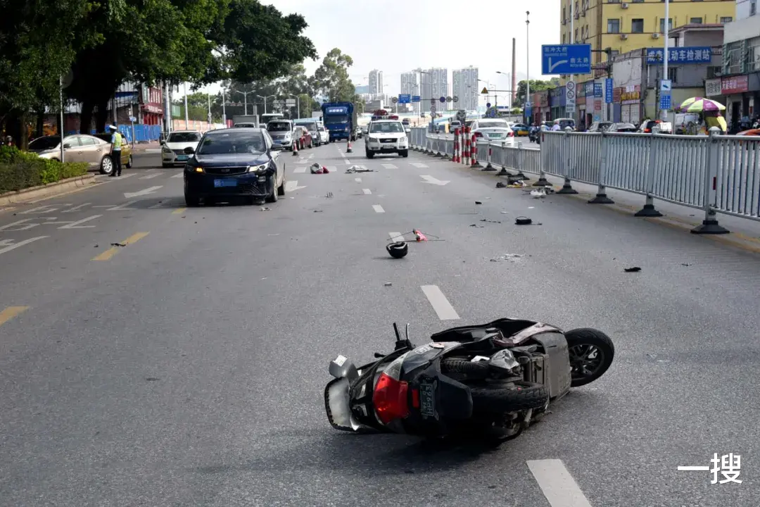 驾驶 斑马线上惊魂瞬间,广西一电动车被撞飞数米!