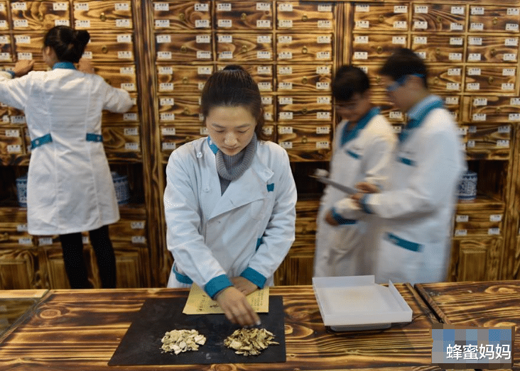 大学|中医老师给女同学“号脉”,本以为是开玩笑,没想到笑容逐渐消失