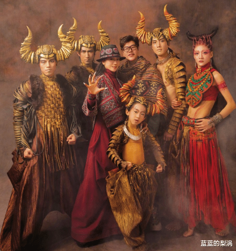 杨丽萍|杨丽萍一年保养指甲花18万，吃饭都要助理喂，金星用4个字评价她