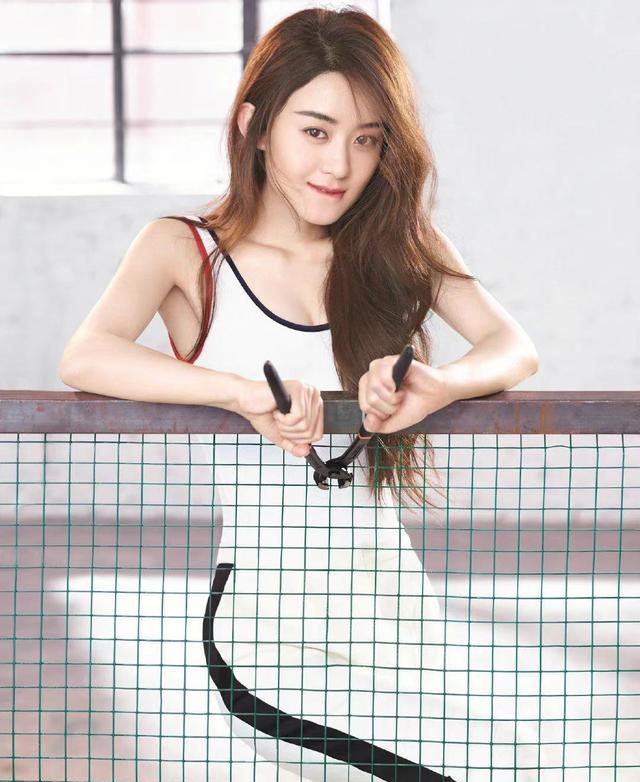 赵丽颖|有一种“发育过猛”叫赵丽颖，好身材令人羡慕，黑丝更吸引人眼球