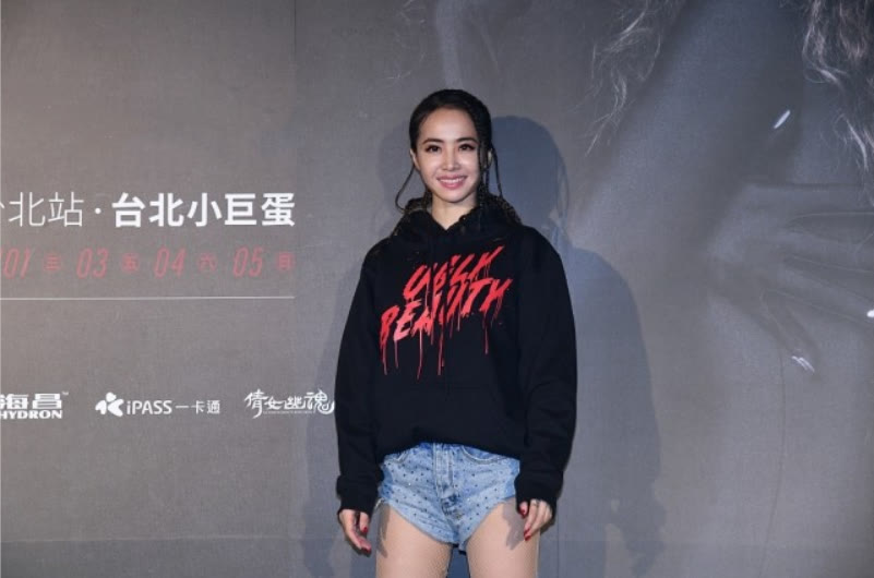 闲鱼有话说 蔡依林靴子穿到大腿了,配同色“及臀裤”,乍眼看像掉下来的裤子