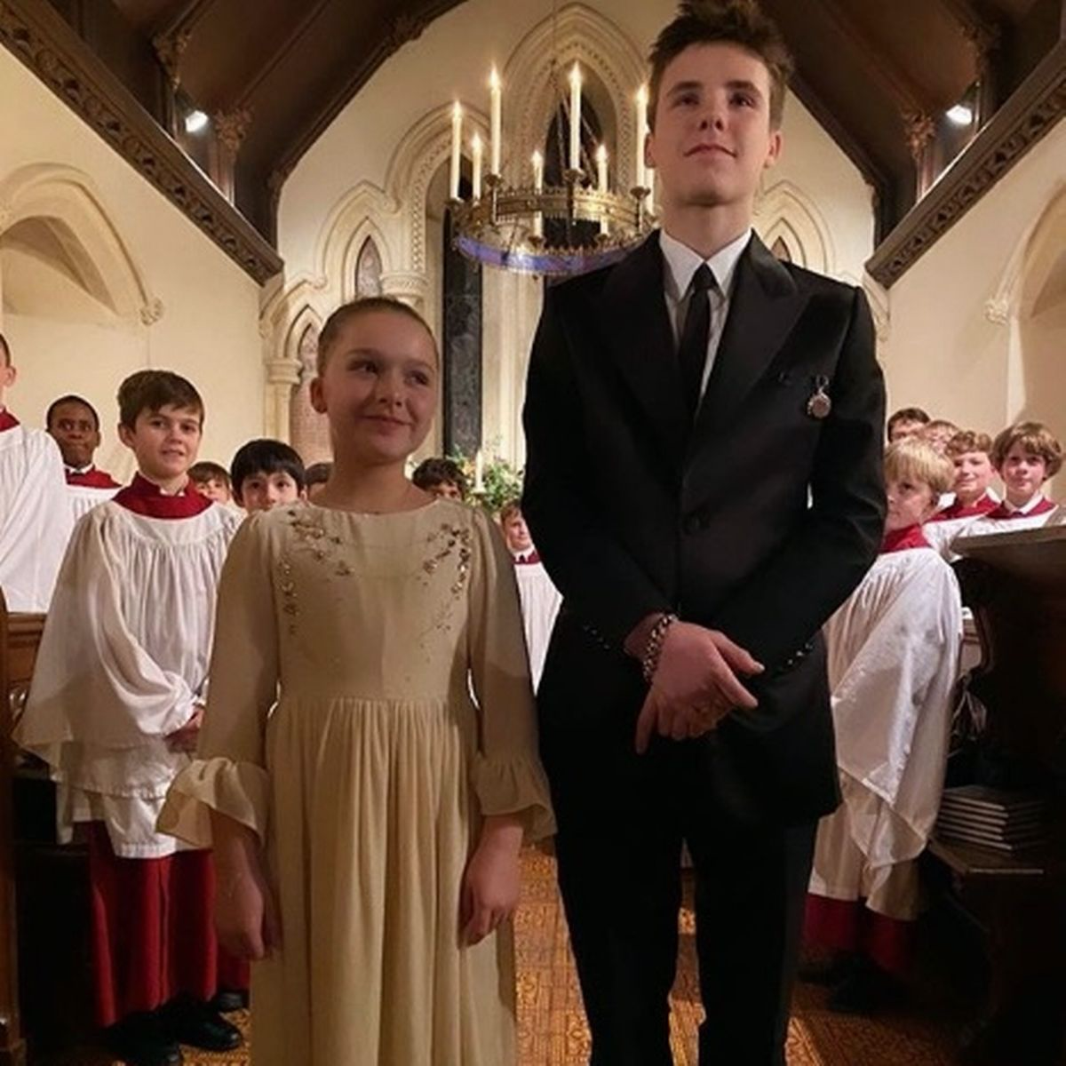 哈珀·贝克汉姆|贝克汉姆轻松背起10岁女儿！小七长发披肩有女神范，圆脸变小一圈