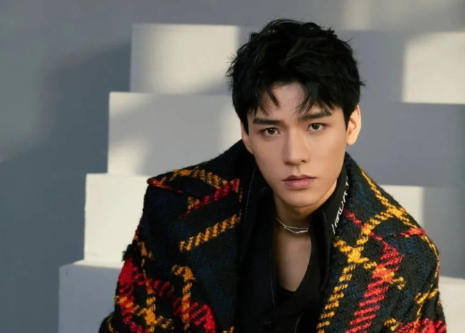 iu|继龚俊之后，朱一龙也被爆曾打卡辱华神宫，引得众多网友热议