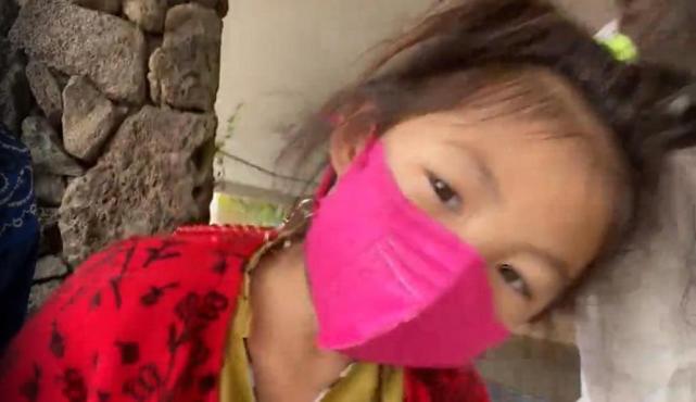 陈冠希|陈冠希一家出门，4岁Alaia中英文切换，秦舒培不开心女儿一招有用