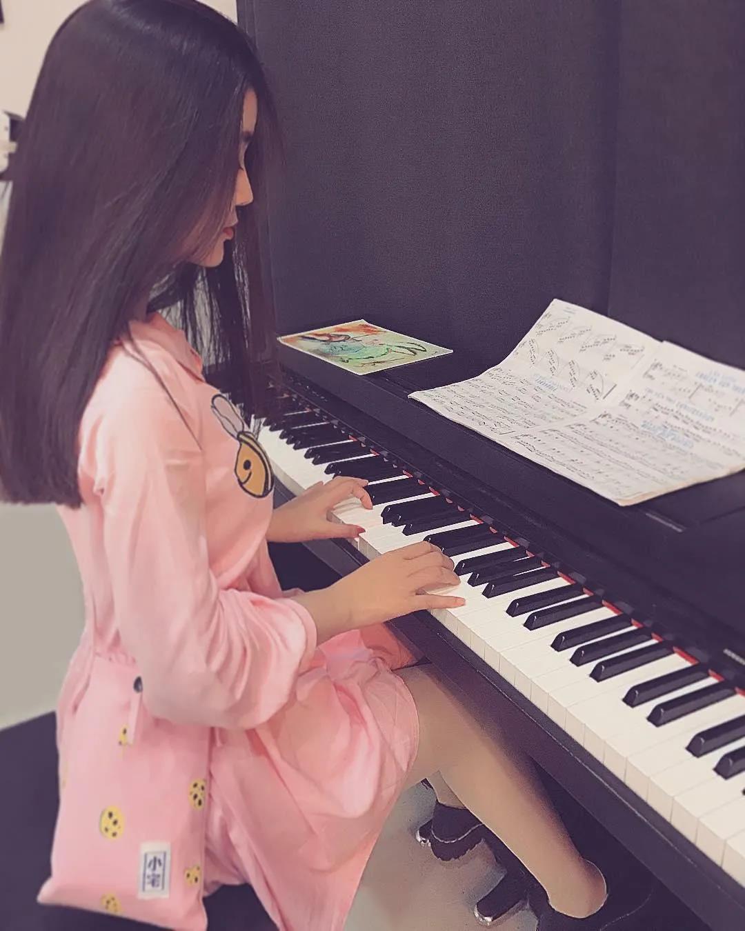 杜淳|赵露思的脸、卡戴珊的身材，这个16岁“网红校花”真的没整吗？